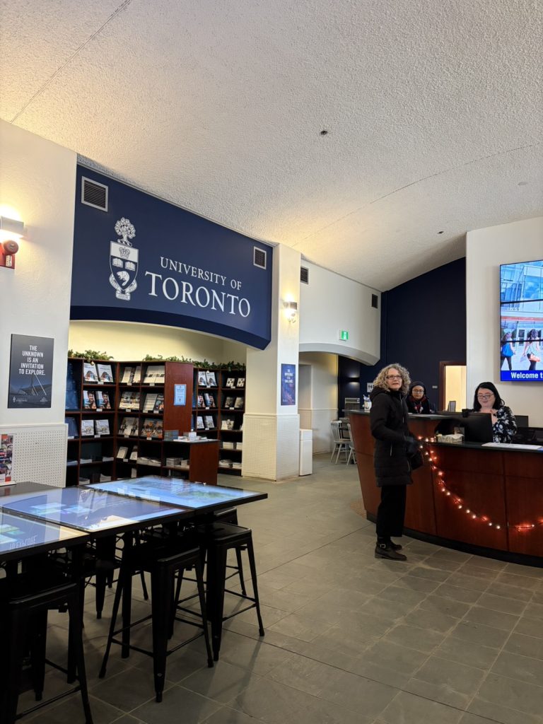 カナダ最高峰の名門トロント大学 – University of Toronto・キャンパスツアー・カナダ留学・海外大学進学